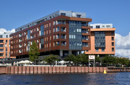 Moderne H&auml;user an der Motlawa in Danzig