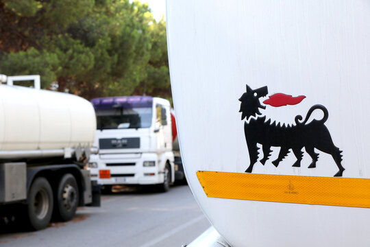 The back of a truck with a six-legged dog is the Eni trademark, which has always been associated with the logo of the Italian multinational company