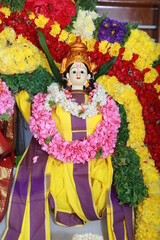 Obraz premium Bangalore, India 8th June 2022: Graha Pravesh. Grah or gruh Pravesh is a Hindu ceremony performed on the occasion of an individual's first time entering their new home. Hindu Hawan pooja Rituals. 