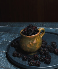 Fototapeta na wymiar Guatemalan artisan jar with delicious fresh blackberries, Guatemalan handicrafts and forest fruits