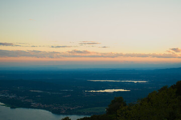 Fototapeta premium tramonto sul Lago di Varese, Lombradia, Italia. sunset over Varese Lake, Lombardy, Italy