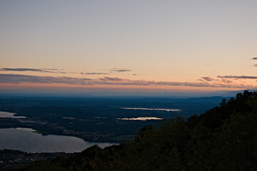 Obraz premium tramonto sul Lago di Varese, Lombradia, Italia. sunset over Varese Lake, Lombardy, Italy