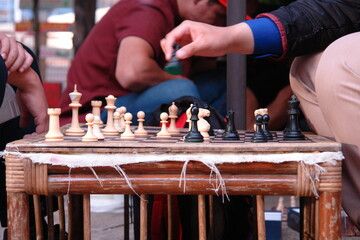 Haciendo jugada en partida de ajedrez © edgar_vera
