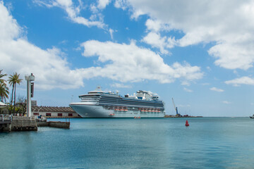 Big cruise ship in the sea at Honolulu, Hawaii