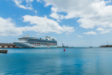 Big cruise ship in the sea at Honolulu, Hawaii
