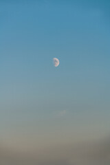 Sanfter Farbenverlauf Mond am Abendhimmel