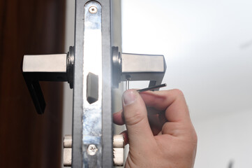 The master installs the door handle with the help of a sprocket key, installation works with the door.