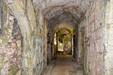 Fototapeta na wymiar Batterie, Predil, Predilsattel, Fort, Werk, Festung, Weltkrieg, Verteidigung, Ruine, Kasermatte, Gefechtsstand, Beton, Gang, verlassen, Lost Place, Urban Exploring, Wachposten, Überwachungsraum, einge