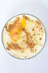 Delicious rice pudding with cinnamon and with a touch of orange, presented in a bowl.