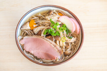 たっぷりきのこと鴨の温かいお蕎麦