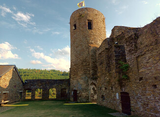 Ruine der Burg Reuland in der Gemeinde Burg-Reuland in der Provinz Lüttich in Ostbelgien im...