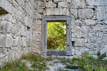 Fototapeta premium Depot, Predil, Predilsattel, Fort, Werk, Slowenien, Festung, Napoleon, Franzosenkriege, 19. Jahrhundert, Verteidigung, Ruine, Gefechtsstand, verlassen, Lost Place, Urban Exploring, eingestürzt, Militä