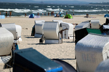 Kosze plażowe na piaszczystej plaży w czasie wakacji. - obrazy, fototapety, plakaty