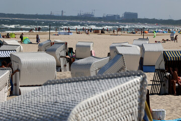 Kosze plażowe na piaszczystej plaży w czasie wakacji. - obrazy, fototapety, plakaty