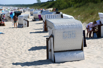 Kosze plażowe na piaszczystej plaży w czasie wakacji. - obrazy, fototapety, plakaty