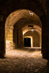 Passage voûté autour de la Place de l'Eglise de Saint-Martin-de-Londres, dans la Vallée de l'Hérault, de nuit