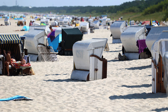 Kosze plażowe na piaszczystej plaży w czasie wakacji.