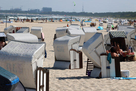 Kosze plażowe na piaszczystej plaży w czasie wakacji.