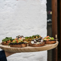 bruschette miste su di un tagliere di legno