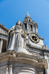 Fototapeta premium Queen Anne Statue In Front of Christopher Wren's St. Paul's Cathedral in The City of London