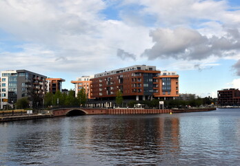 Moderne H&auml;user an der Mottlau in Danzig