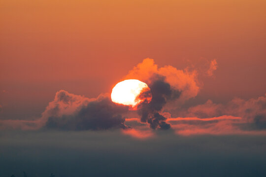 Sonne von Wolken umh&uuml;llt
