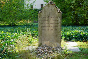 Rekonstruierter Grabstein des jüdischen Philosophen Moses Mendelssohn mit vielen kleinen Steinen...