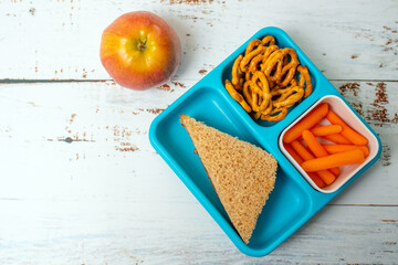 Kid school lunch bento box set, healthy food options for toddler and young kids. Finger food lunch ideas for kids.