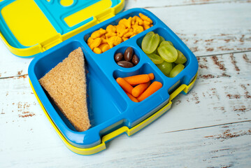 Kid school lunch bento box set, healthy food options for toddler and young kids. Finger food lunch ideas for kids.
