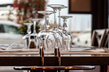 Glasses on the table with the cutlery. Restaurant. - obrazy, fototapety, plakaty