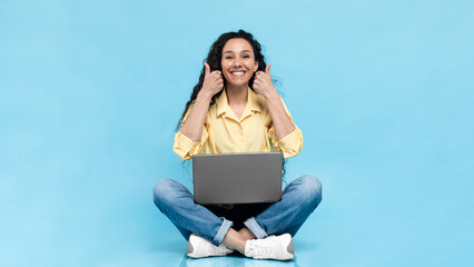 Obraz premium Happy Arabic Woman Using Laptop Gesturing Thumbs Up, Blue Background