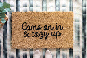 Top view of a stylish welcome mat that says Come on in and cozy up - 528808768
