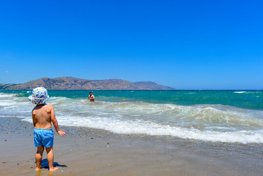 Familie am Strand von Paralia Kourna/Georgioupoli-Chania/Kreta (Griechenland)