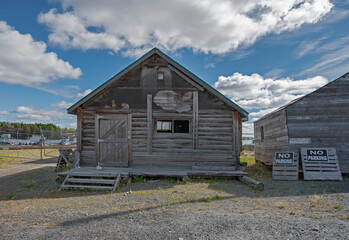 Fototapeta na wymiar Old log building next to Great Slave Lake in the city of Yellowknife in the Northwest Territories, Canada