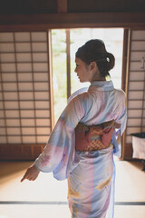 日本式の温泉旅館と浴衣の日本人女性