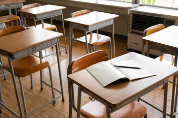 白紙のノートとえんぴつ　学校の教室