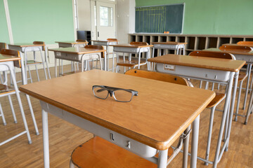 教室の机の上の眼鏡　日本の学校