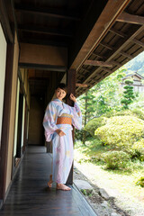 日本式の温泉旅館と浴衣の日本人女性