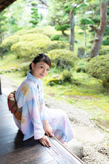 日本式の温泉旅館と浴衣の日本人女性