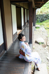 日本式の温泉旅館と浴衣の日本人女性