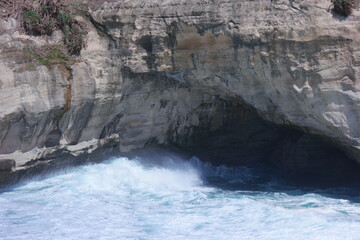 Sea waves greets the rocks at the beach
