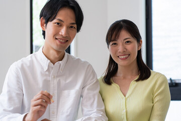 Obraz premium 婚約した日本人夫婦