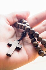Obraz premium Hand holding rosary beads