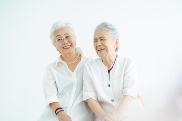 笑顔で話すシニア女性たち