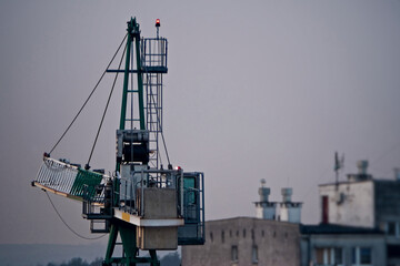Fototapeta Duży dźwig budowlany w trakcie wykonywania pracy na placu budowy . obraz