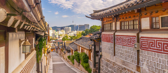 Bukchon Hanok Village met de skyline van de stad Seoul, stadsgezicht Zuid-Korea