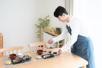 食事の準備をする男性（料理・朝食・自炊・和食・健康） © polkadot