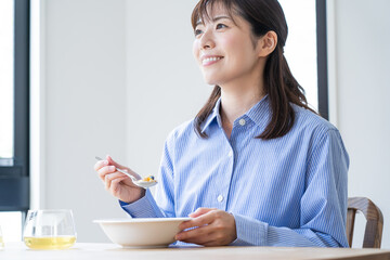 シリアルを食べる日本人妊婦