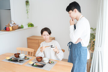 妻に料理の味見をしてもらう夫（料理・朝食・自炊・和食・健康）