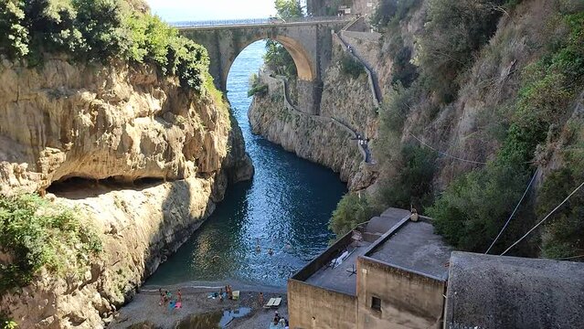 Furore - Panoramica verticale del fiordo dal borgo abbandonato